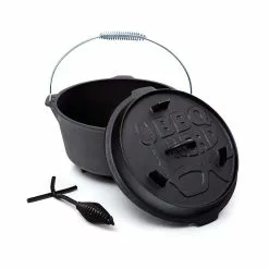 Null BBQ-Nerd© Dutch Oven "Professional" 9,0L Mit Ständer | Bereits Eingebrannt | Gusseisen Feuertopf Mit Deckel Und Integr. Bratpfanne und Deckelheber -Bartscher Verkäufe 026bc358 8b09 4c4c a040 74e5fa5df2af 3
