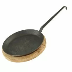 Gvk-eco Schmiedeeiserne Brat- Und Servierpfanne 1 Stück Ø 24 Cm Mit Hakenstiel Inklusive Servierbrett